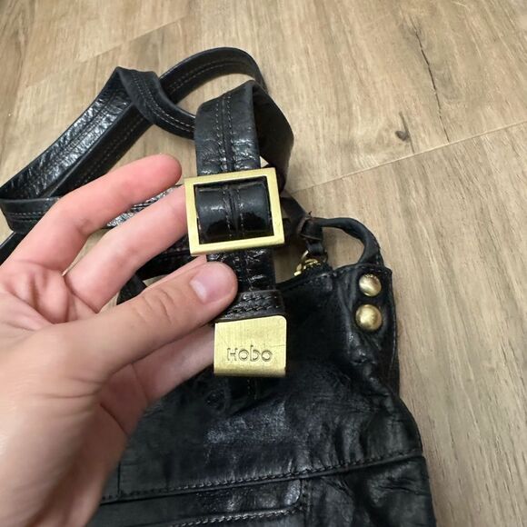 Hobo Black Leather Crossbody Bag - Picture 4 of 6